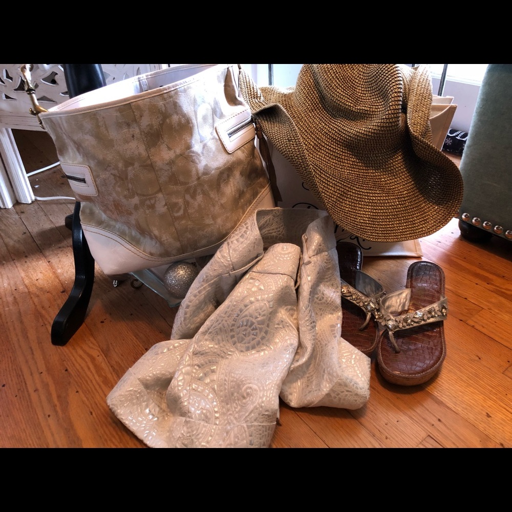 Trending  now White Handbags   Vintage Coach Purse - Picture 5 of 8